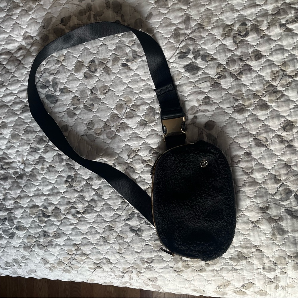 Lululemon Black Sherpa Belt Bag with Gold Zipper - Picture 2 of 7